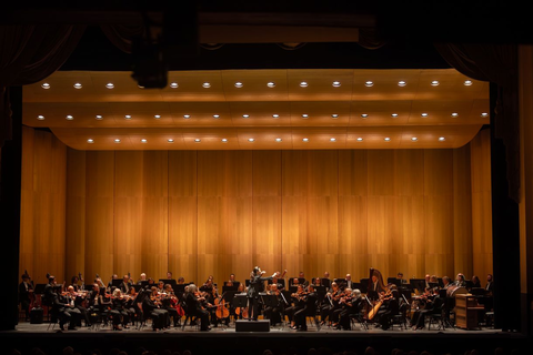 Eun Sun Kim conducts the San Francisco Opera Orchestra in music by Manuel de Falla and Beethoven's Fifth Symphony on November 1, 2025. Photo: Matthew Washburn/San Francisco Opera