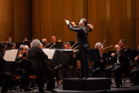 Eun Sun Kim conducts the San Francisco Opera Orchestra in music by Manuel de Falla and Beethoven's Fifth Symphony on November 1, 2025. Photo: Matthew Washburn/San Francisco Opera