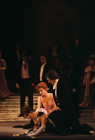 Emily Rawlins (Violetta), Christina Jaqua (Flora), Antonio Barasorda (Alfredo), La Traviata, Giuseppe Verdi. San Francisco Opera/SPOT, 1979. Photographer: Ron Scherl/San Francisco Opera.