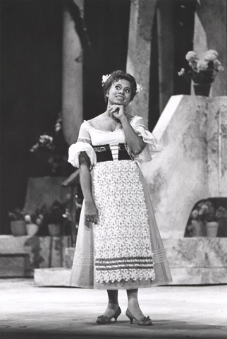 L'Elisir d'Amore, Gaetano Donizetti. San Francisco Opera, 1967. Photographer: Unknown/San Francisco Opera.