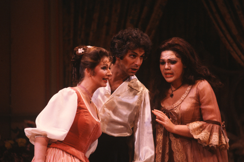 Evelyn de la Rosa (Susanna), Stanley Wexler (Figaro), Rebecca Cook (Countess Almaviva), Le Nozze di Figaro, Wolfgang Amadeus Mozart. San Francisco Opera/SPOT, 1981-82. Photographer: Ron Scherl/San Francisco Opera.