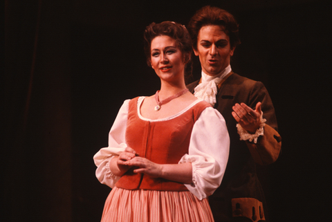 Evelyn de la Rosa (Susanna), Robert Lyon (Count Almaviva), Le Nozze di Figaro, Wolfgang Amadeus Mozart. San Francisco Opera/SPOT, 1981-82. Photographer: Ron Scherl/San Francisco Opera.