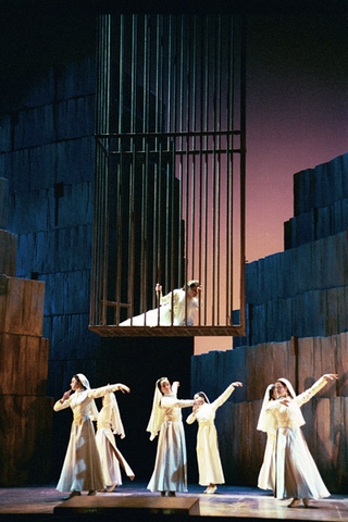 Hasmik Papian (Olimpia), Ballet, Arshak II, Tigran Chukhadjian. San Francisco Opera, 2001-02. Photographer: Ken Friedman/San Francisco Opera.