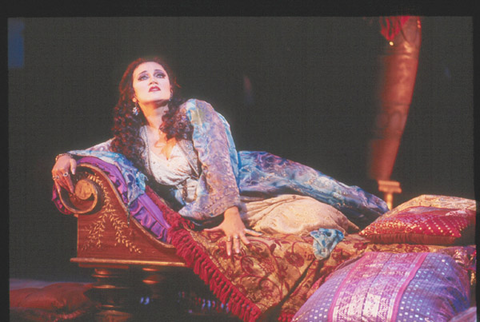 Olga Borodina (Dalila), Samson et Dalila, Camille Saint-Saëns. San Francisco Opera, 2001-02. Photographer: Ken Friedman/San Francisco Opera.