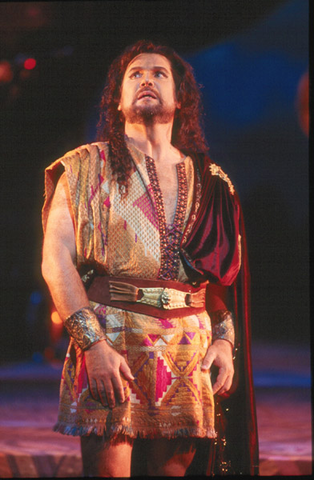 Sergej Larin (Samson), Samson et Dalila, Camille Saint-Saëns. San Francisco Opera, 2001-02. Photographer: Ken Friedman/San Francisco Opera.