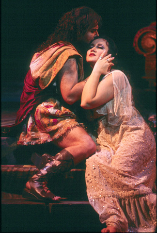 Sergej Larin (Samson), Olga Borodina (Dalila), Samson et Dalila, Camille Saint-Saëns. San Francisco Opera, 2001-02. Photographer: Ken Friedman/San Francisco Opera.