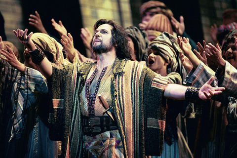 Sergej Larin (Samson), Chorus, Samson et Dalila, Camille Saint-Saëns. San Francisco Opera, 2001-02. Photographer: Larry Merkle/San Francisco Opera.