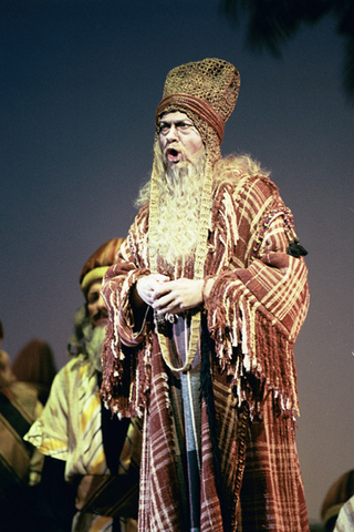 Rene Papé (Old Hebrew), Samson et Dalila, Camille Saint-Saëns. San Francisco Opera, 2001-02. Photographer: Larry Merkle/San Francisco Opera.