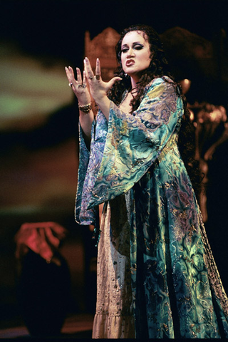 Olga Borodina (Dalila), Samson et Dalila, Camille Saint-Saëns. San Francisco Opera, 2001-02. Photographer: Larry Merkle/San Francisco Opera.