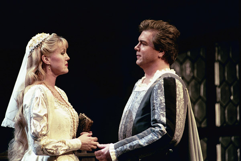 Janice Watson (Eva), Robert Dean Smith (Walther von Stolzing), Die Meistersinger von Nϋrnberg, Richard Wagner. San Francisco Opera, 2001-02. Photographer: Larry Merkle/San Francisco Opera.