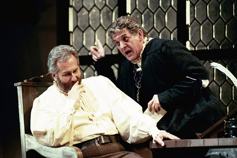 James Morris (Hans Sachs), Thomas Allen (Sixtus Beckmesser), Die Meistersinger von Nϋrnberg, Richard Wagner. San Francisco Opera, 2001-02. Photographer: Larry Merkle/San Francisco Opera.