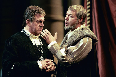 Thomas Allen (Sixtus Beckmesser), René Pape (Veit Pogner), Die Meistersinger von Nϋrnberg, Richard Wagner. San Francisco Opera, 2001-02. Photographer: Larry Merkle/San Francisco Opera.