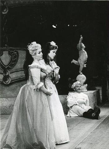 Così fan tutte, Wolfgang Amadeus Mozart. San Francisco Opera, 1963. Photographer: Pete Peters/San Francisco Opera.