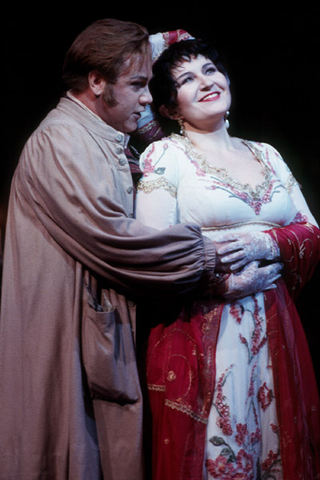 Richard Leech (Cavaradossi), Eva Urbanová (Tosca), Tosca, Giacomo Puccini. San Francisco Opera, 2001-02. Photographer: Ken Friedman/San Francisco Opera.