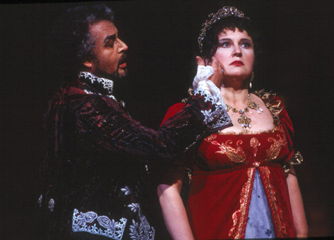 Franz Grundheber (Baron Scarpia), Eva Urbanová (Tosca), Tosca, Giacomo Puccini. San Francisco Opera, 2001-02. Photographer: Ken Friedman/San Francisco Opera.