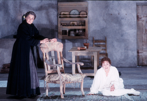 Kathryn Harries (Kostelnicka Buryja), Paricia Racette (Jenůfa), Jenůfa, Leoš Janáček. San Francisco Opera, 2001-02. Photographer: Ken Friedman/San Francisco Opera.