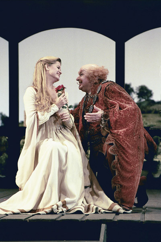 Nancy Gustafson (Mistress Alice Ford), John Del Carlo (Sir John Falstaff), Falstaff, Giuseppe Verdi. San Francisco Opera, 2001-02. Photographer: Larry Merkle/San Francisco Opera.