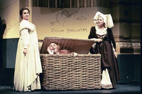 Victoria Livengood (Mistress Meg Page), John Del Carlo (Sir John Falstaff), Elena Zaremba (Mistress Quickly), Falstaff, Giuseppe Verdi. San Francisco Opera, 2001-02. Photographer: Larry Merkle/San Francisco Opera.