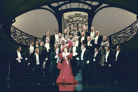 Yvonne Kenny (Anna Glawari), Chorus, Die Lustige Witwe, Franz Lehár. San Francisco Opera, 2001-02. Photographer: Larry Merkle/San Francisco Opera.