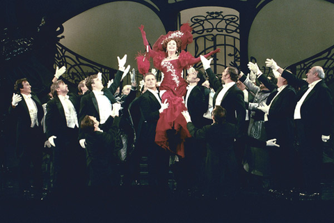 Yvonne Kenny (Anna Glawari), Chorus, Die Lustige Witwe, Franz Lehár. San Francisco Opera, 2001-02. Photographer: Larry Merkle/San Francisco Opera.