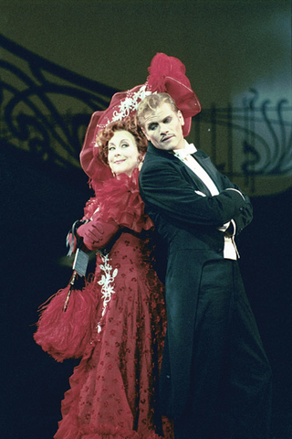 Yvonne Kenny (Anna Glawari), Bo Skovhus (Danilo), Die Lustige Witwe, Franz Lehár. San Francisco Opera, 2001-02. Photographer: Larry Merkle/San Francisco Opera.