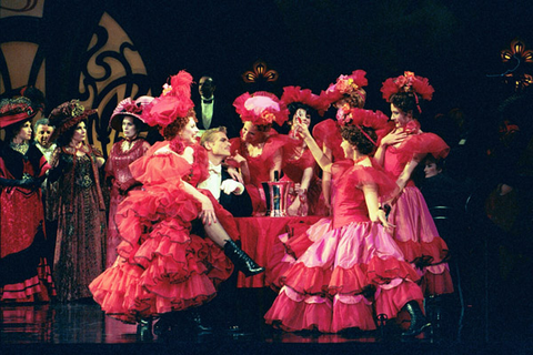 Bo Skovhus (Danilo), Ballet, Chorus, Die Lustige Witwe, Franz Lehár. San Francisco Opera, 2001-02. Photographer: Larry Merkle/San Francisco Opera.