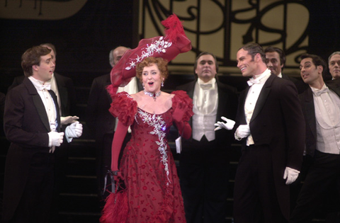 Frederica von Stade (Anna Glawari), Chorus, Die Lustige Witwe, Franz Lehár. San Francisco Opera, 2001-02. Photographer: Adam Traum/San Francico Opera.