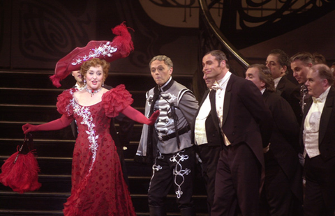 Frederica von Stade (Anna Glawari), Chorus, Die Lustige Witwe, Franz Lehár. San Francisco Opera, 2001-02. Photographer: Adam Traum/San Francico Opera.