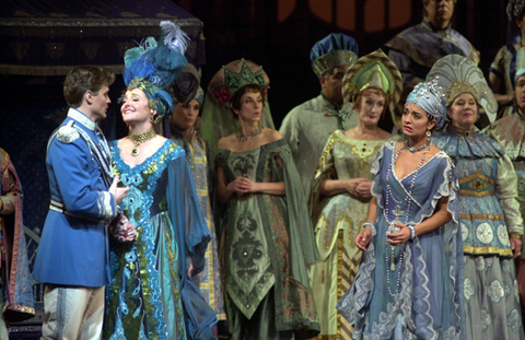 Gregory Turay (Camille), Frederica von Stade (Anna Glawari), Isabel Bayrakdarian (Valencienne), Chorus, Die Lustige Witwe, Franz Lehár. San Francisco Opera, 2001-02. Photographer: Adam Traum/San Francisco Opera.