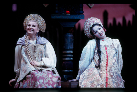 Elena Bocharova (Dunyasha), Anna Netrebko (Marfa), The Tsar's Bride, Nicolai Rimsky-Korsakov. San Francisco Opera, 2000-01. Photographer: Ken Friedman/San Francisco Opera.