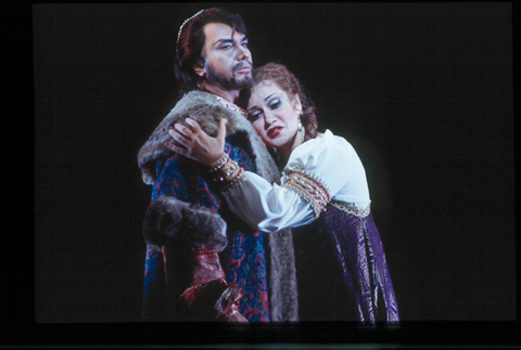 Dmitri Hvorostovsky (Gryaznoy), Olga Borodina (Lyubasha), The Tsar's Bride, Nicolai Rimsky-Korsakov. San Francisco Opera, 2000-01. Photographer: Ken Friedman/San Francisco Opera.