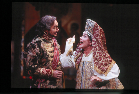 Kevin Langan (Sobakin), Irina Bogacheva (Saburova), The Tsar's Bride, Nicolai Rimsky-Korsakov. San Francisco Opera, 2000-01. Photographer: Ken Friedman/San Francisco Opera.