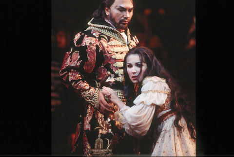 Dmitri Hvorostovsky (Gryaznoy), Anna Netrebko (Marfa), The Tsar's Bride, Nicolai Rimsky-Korsakov. San Francisco Opera, 2000-01. Photographer: Ken Friedman/San Francisco Opera.