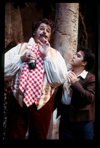 John Del Carlo (Dr. Dulcamara), Tito Beltrán (Nemorino), L'Elisir d'Amore, Gaetano Donizetti. San Francisco Opera, 2000-01. Photographer: Ken Friedman/San Francisco Opera