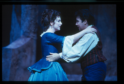 Rebecca Evans (Adina), Tito Beltrán (Nemorino), L'Elisir d'Amore, Gaetano Donizetti. San Francisco Opera, 2000-01. Photographer: Ken Friedman/San Francisco Opera.