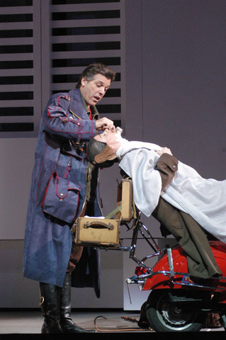 Thomas Hampson (Figaro), Kevin Glavin (Doctor Bartolo), Il Barbiere di Siviglia, Gioachino Rossini. San Francisco Opera, 2003-04. Photographer: Larry Merkle/San Francisco Opera.