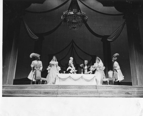 Così fan tutte, Wofgang Amadeus Mozart. San Francisco Opera, 1956. Photographer: Robert Lackenbach/San Francisco Opera.