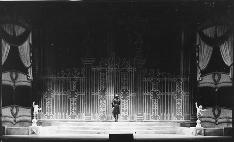 Così fan tutte, Wofgang Amadeus Mozart. San Francisco Opera, 1956. Photographer: Robert Lackenbach/San Francisco Opera.