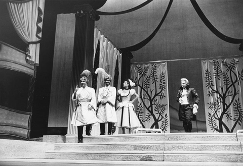 Così fan tutte, Wofgang Amadeus Mozart. San Francisco Opera, 1956. Photographer: Robert Lackenbach/San Francisco Opera.