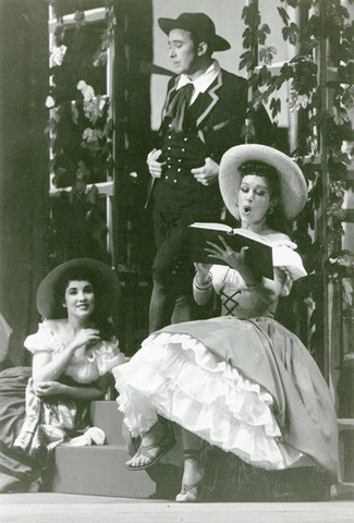 L'Elisir d'Amore, Gaetano Donizetti. San Francisco Opera, 1956. Photographer: Robert Lackenbach/San Francisco Opera.