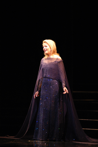 Renée Fleming, Renée Fleming Gala Concert. San Francisco Opera, 2004-05. Photographer: Larry Merkle/San Francisco Opera.