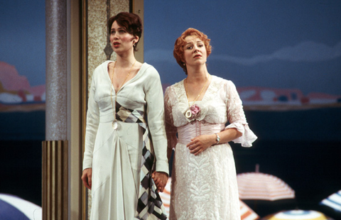 Alexandra Deshorties (Fiordiligi), Claudia Mahnke (Dorabella), Così fan tutte, Wolfgang Amadeus Mozart. San Francisco Opera, 2004-05. Photographer: Ken Friedman/San Francisco Opera.