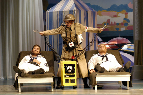 Hanno Mϋller-Brachmann (Guglielmo), Frederica von Stade (Despina, in disguise), Paul Groves (Ferrando), Così fan tutte, Wolfgang Amadeus Mozart. San Francisco Opera, 2004-05. Photographer: Larry Merkle/San Francisco Opera.