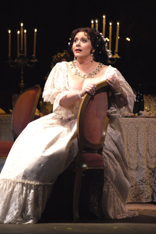 Ruth Ann Swenson (Violetta), La Traviata, Giuseppe Verdi. San Francisco Opera, 2004-05. Photographer: Larry Merkle/San Francisco Opera.