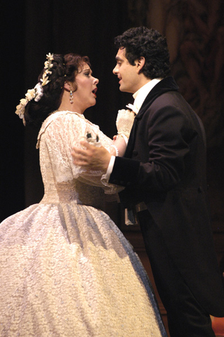 Ruth Ann Swenson (Violetta), Rolando Villazón (Alfredo), La Traviata, Giuseppe Verdi. San Francisco Opera, 2004-05. Photographer: Larry Merkle/San Francisco Opera.