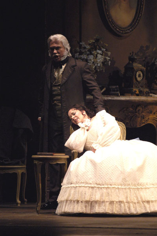 Dmitri Hvorostovsky (Giorgio Germont), Ruth Ann Swenson (Violetta), La Traviata, Giuseppe Verdi. San Francisco Opera, 2004-05. Photographer: Larry Merkle/San Francisco Opera.