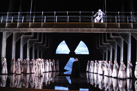 Walter Fink (Daland), Juha Uusitalo (The Dutchman), Chorus, Der Fliegende Holländer, Richard Wagner. San Francisco Opera, 2004-05. Photographer: Larry Merkle/San Francisco Opera.