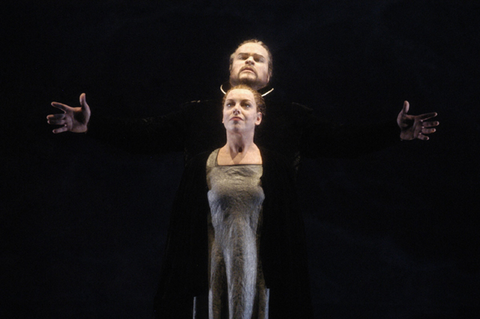 Juha Uusitalo (The Dutchman), Nina Stemme (Senta), Der Fliegende Holländer, Richard Wagner. San Francisco Opera, 2004-05. Photographer: Larry Merkle/San Francisco Opera.