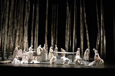 Chorus, Eugene Onegin, Pyotr Ilyich Tchaikovsky. San Francisco Opera, 2004-05. Photographer: Larry Merkle/San Francisco Opera.