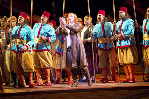 Olga Borodina (Isabella), Chorus, L'Italiana in Algeri, Gioachino Rossini. San Francisco Opera, 2005-06. Photographer: Terrence McCarthy/San Francisco Opera.